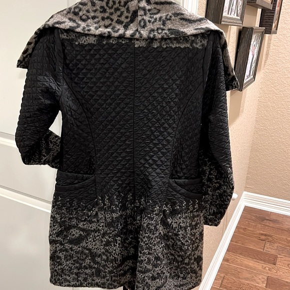 SIMON CHANG COAT. Black quilted with gray and black leopard color and inside. - Picture 2 of 10